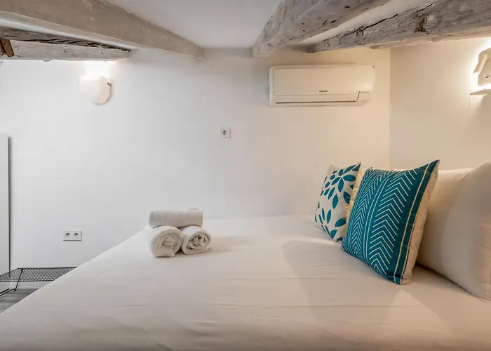 Attic 3Bedrms-2Baths In Heart Of Malasana