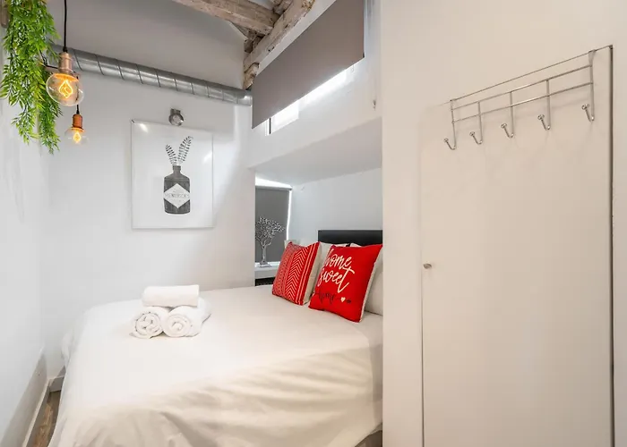 Attic 3Bedrms-2Baths In Heart Of Malasana